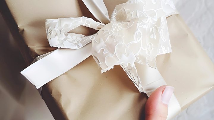 V šatníku jsem našla zapomenutý svatební dar – uvnitř bylo tajemství mého manžela.