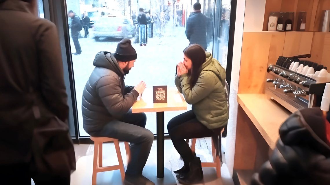 Žena viděla, jak její přítel odchází po práci s její sestrou, a jednoho dne se rozhodla je sledovat. Žena viděla, jak její přítel odchází po práci s její sestrou, a jednoho dne se rozhodla je sledovat.