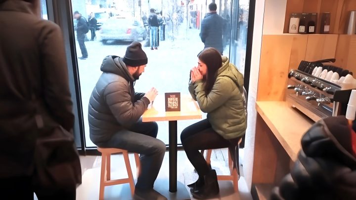 Žena viděla, jak její přítel odchází po práci s její sestrou, a jednoho dne se rozhodla je sledovat.