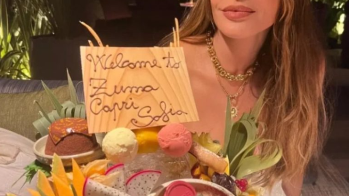 Din culisele vieții: Sofia Vergara și Joe Manganiello fac o declarație copleșitoare
%
**Fosta actriță din „Modern Family”, Sofia Vergara, își sărbătorește în prezent cea de-a 51-a aniversare în Italia și vorbește deschis despre provocările înaintării în vârstă.**

Vedeta a marcat această zi specială alături de „cele mai bune prietene” în Italia, publicând pe Instagram o fotografie cu un peisaj acvatic și chipul ei fără machiaj, dar cu o expresie impecabilă.  
{{IMAGE 1}}

Fosta imagine CoverGirl a împărtășit o serie de instantanee din vacanța aniversară în Italia.  
A aprins artificii ca pe lumânări, a luat masa cu prietenii și a fost surprinsă de o serenadă într-un restaurant elegant.

În prezent, Sofia se bucură de zilele de naștere pe insula Capri, dar fanii au observat imediat absența soțului ei, Joe Manganiello.  
Acum însă, surse de încredere confirmă ceea ce se bănuia de la început…

**Vrei să afli ce s-a întâmplat? Citește mai departe.**

Potrivit publicației *Page Six*, Sofia Vergara și Joe Manganiello divorțează după șapte ani de căsnicie.  
{{IMAGE 2}}

**Cei doi au transmis într-un comunicat:**  
*„Am luat decizia dificilă de a ne separa.  
Ne respectăm și ne iubim în continuare și cerem discreție în această perioadă de tranziție.”*

În timp ce actrița din „Modern Family” își petrece vacanța de ziua ei în Italia, fanii au observat lipsa verighetei.  

**O sursă apropiată a adăugat:**  
*„Sofia și Joe s-au îndepărtat de ceva vreme și reflectează asupra viitorului lor.”*

Luna trecută, Sofia l-a vizitat pe Joe, în vârstă de 46 de ani, pe platourile de filmare ale peliculei „Nonnas”, unde acesta joacă alături de Vince Vaughn, în Hoboken, New Jersey.

Judecătorul emisiunii NBC „America’s Got Talent” își petrece acum timpul liber pe Capri cu prietenele apropiate, împărtășind imagini seducătoare pe Instagram.  
Când fanii au întrebat unde este Joe, Sofia a răspuns cu o postare: *„Dacă viața îți oferă lămâi, vino în Italia să le storci.”*

Actrița pare să se bucure de noua etapă a vieții, în ciuda despărțirii.  

Un fan a scris: „Se mai întreabă cineva unde este Joe?”, iar altul a adăugat: „Mă tot gândesc unde a dispărut soțul ei, nu apare în nici o fotografie.”  

Mai mult, felicitarea publicată de Manganiello a ridicat sprâncene – un simplu mesaj în spaniolă: *„¡Feliz Cumpleaños Sofía!”*  

**O altă sursă a explicat:**  
„La început, apropiații Sofiei spuneau că Joe nu o însoțește deoarece filmează pe Coasta de Est.  
Dar această scuză nu a mai ținut, mai ales după declanșarea grevei scenariștilor și apoi a celei a actorilor. Ar fi putut lua primul avion spre Italia… dar nu a făcut-o.”

*„Așa că acum nimeni nu mai pretinde că totul e bine. Este clar: totul s-a terminat.”*  
{{IMAGE 3}}

La nunta Sofiei Vergara au participat colegii ei din „Modern Family” — Ariel Winter, Ed O’Neill, Eric Stonestreet, Jesse Tyler Ferguson, Julie Bowen, Sarah Hyland și Ty Burrell — dar și actorii din „True Blood”, Anna Paquin și Stephen Moyer.

Căsătoria a avut loc în noiembrie 2015, în Palm Beach, Florida, printre invitați numărându-se și Channing Tatum și Reese Witherspoon.

Sofia, care are un fiu de 31 de ani pe nume Manolo din primul mariaj cu Joe Gonzalez, l-a cunoscut pe Manganiello la o cină organizată de White House Correspondents’ Association, în 2014.  
Pe atunci era logodită cu omul de afaceri Nick Loeb, cunoscut prin Jesse Tyler Ferguson, colegul ei din serial.

După despărțirea de Loeb, Joe i-a scris imediat Sofiei și i-a cerut numărul de telefon.  
Într-un interviu acordat revistei *People* în 2020, actorul din „Magic Mike XXL” a spus:  
„Mi-am dat seama rapid că pot avea încredere în ea, iar ea a simțit același lucru.  
**Suntem doi oameni care știu să pună nevoile partenerului mai presus de ale lor.**”
%
—