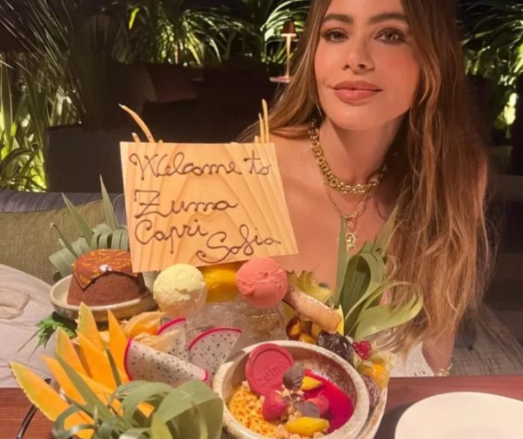 Din culisele vieții: Sofia Vergara și Joe Manganiello fac o declarație copleșitoare
%
**Fosta actriță din „Modern Family”, Sofia Vergara, își sărbătorește în prezent cea de-a 51-a aniversare în Italia și vorbește deschis despre provocările înaintării în vârstă.**
Vedeta a marcat această zi specială alături de „cele mai bune prietene” în Italia, publicând pe Instagram o fotografie cu un peisaj acvatic și chipul ei fără machiaj, dar cu o expresie impecabilă.
{{IMAGE 1}}
Fosta imagine CoverGirl a împărtășit o serie de instantanee din vacanța aniversară în Italia.
A aprins artificii ca pe lumânări, a luat masa cu prietenii și a fost surprinsă de o serenadă într-un restaurant elegant.
În prezent, Sofia se bucură de zilele de naștere pe insula Capri, dar fanii au observat imediat absența soțului ei, Joe Manganiello.
Acum însă, surse de încredere confirmă ceea ce se bănuia de la început…
**Vrei să afli ce s-a întâmplat? Citește mai departe.**
Potrivit publicației *Page Six*, Sofia Vergara și Joe Manganiello divorțează după șapte ani de căsnicie.
{{IMAGE 2}}
**Cei doi au transmis într-un comunicat:**
*„Am luat decizia dificilă de a ne separa.
Ne respectăm și ne iubim în continuare și cerem discreție în această perioadă de tranziție.”*
În timp ce actrița din „Modern Family” își petrece vacanța de ziua ei în Italia, fanii au observat lipsa verighetei.
**O sursă apropiată a adăugat:**
*„Sofia și Joe s-au îndepărtat de ceva vreme și reflectează asupra viitorului lor.”*
Luna trecută, Sofia l-a vizitat pe Joe, în vârstă de 46 de ani, pe platourile de filmare ale peliculei „Nonnas”, unde acesta joacă alături de Vince Vaughn, în Hoboken, New Jersey.
Judecătorul emisiunii NBC „America’s Got Talent” își petrece acum timpul liber pe Capri cu prietenele apropiate, împărtășind imagini seducătoare pe Instagram.
Când fanii au întrebat unde este Joe, Sofia a răspuns cu o postare: *„Dacă viața îți oferă lămâi, vino în Italia să le storci.”*
Actrița pare să se bucure de noua etapă a vieții, în ciuda despărțirii.
Un fan a scris: „Se mai întreabă cineva unde este Joe?”, iar altul a adăugat: „Mă tot gândesc unde a dispărut soțul ei, nu apare în nici o fotografie.”
Mai mult, felicitarea publicată de Manganiello a ridicat sprâncene – un simplu mesaj în spaniolă: *„¡Feliz Cumpleaños Sofía!”*
**O altă sursă a explicat:**
„La început, apropiații Sofiei spuneau că Joe nu o însoțește deoarece filmează pe Coasta de Est.
Dar această scuză nu a mai ținut, mai ales după declanșarea grevei scenariștilor și apoi a celei a actorilor. Ar fi putut lua primul avion spre Italia… dar nu a făcut-o.”
*„Așa că acum nimeni nu mai pretinde că totul e bine. Este clar: totul s-a terminat.”*
{{IMAGE 3}}
La nunta Sofiei Vergara au participat colegii ei din „Modern Family” — Ariel Winter, Ed O’Neill, Eric Stonestreet, Jesse Tyler Ferguson, Julie Bowen, Sarah Hyland și Ty Burrell — dar și actorii din „True Blood”, Anna Paquin și Stephen Moyer.
Căsătoria a avut loc în noiembrie 2015, în Palm Beach, Florida, printre invitați numărându-se și Channing Tatum și Reese Witherspoon.
Sofia, care are un fiu de 31 de ani pe nume Manolo din primul mariaj cu Joe Gonzalez, l-a cunoscut pe Manganiello la o cină organizată de White House Correspondents’ Association, în 2014.
Pe atunci era logodită cu omul de afaceri Nick Loeb, cunoscut prin Jesse Tyler Ferguson, colegul ei din serial.
După despărțirea de Loeb, Joe i-a scris imediat Sofiei și i-a cerut numărul de telefon.
Într-un interviu acordat revistei *People* în 2020, actorul din „Magic Mike XXL” a spus:
„Mi-am dat seama rapid că pot avea încredere în ea, iar ea a simțit același lucru.
**Suntem doi oameni care știu să pună nevoile partenerului mai presus de ale lor.**”
%
— Din culisele vieții: Sofia Vergara și Joe Manganiello fac o declarație copleșitoare
%
**Fosta actriță din „Modern Family”, Sofia Vergara, își sărbătorește în prezent cea de-a 51-a aniversare în Italia și vorbește deschis despre provocările înaintării în vârstă.**
Vedeta a marcat această zi specială alături de „cele mai bune prietene” în Italia, publicând pe Instagram o fotografie cu un peisaj acvatic și chipul ei fără machiaj, dar cu o expresie impecabilă.
{{IMAGE 1}}
Fosta imagine CoverGirl a împărtășit o serie de instantanee din vacanța aniversară în Italia.
A aprins artificii ca pe lumânări, a luat masa cu prietenii și a fost surprinsă de o serenadă într-un restaurant elegant.
În prezent, Sofia se bucură de zilele de naștere pe insula Capri, dar fanii au observat imediat absența soțului ei, Joe Manganiello.
Acum însă, surse de încredere confirmă ceea ce se bănuia de la început…
**Vrei să afli ce s-a întâmplat? Citește mai departe.**
Potrivit publicației *Page Six*, Sofia Vergara și Joe Manganiello divorțează după șapte ani de căsnicie.
{{IMAGE 2}}
**Cei doi au transmis într-un comunicat:**
*„Am luat decizia dificilă de a ne separa.
Ne respectăm și ne iubim în continuare și cerem discreție în această perioadă de tranziție.”*
În timp ce actrița din „Modern Family” își petrece vacanța de ziua ei în Italia, fanii au observat lipsa verighetei.
**O sursă apropiată a adăugat:**
*„Sofia și Joe s-au îndepărtat de ceva vreme și reflectează asupra viitorului lor.”*
Luna trecută, Sofia l-a vizitat pe Joe, în vârstă de 46 de ani, pe platourile de filmare ale peliculei „Nonnas”, unde acesta joacă alături de Vince Vaughn, în Hoboken, New Jersey.
Judecătorul emisiunii NBC „America’s Got Talent” își petrece acum timpul liber pe Capri cu prietenele apropiate, împărtășind imagini seducătoare pe Instagram.
Când fanii au întrebat unde este Joe, Sofia a răspuns cu o postare: *„Dacă viața îți oferă lămâi, vino în Italia să le storci.”*
Actrița pare să se bucure de noua etapă a vieții, în ciuda despărțirii.
Un fan a scris: „Se mai întreabă cineva unde este Joe?”, iar altul a adăugat: „Mă tot gândesc unde a dispărut soțul ei, nu apare în nici o fotografie.”
Mai mult, felicitarea publicată de Manganiello a ridicat sprâncene – un simplu mesaj în spaniolă: *„¡Feliz Cumpleaños Sofía!”*
**O altă sursă a explicat:**
„La început, apropiații Sofiei spuneau că Joe nu o însoțește deoarece filmează pe Coasta de Est.
Dar această scuză nu a mai ținut, mai ales după declanșarea grevei scenariștilor și apoi a celei a actorilor. Ar fi putut lua primul avion spre Italia… dar nu a făcut-o.”
*„Așa că acum nimeni nu mai pretinde că totul e bine. Este clar: totul s-a terminat.”*
{{IMAGE 3}}
La nunta Sofiei Vergara au participat colegii ei din „Modern Family” — Ariel Winter, Ed O’Neill, Eric Stonestreet, Jesse Tyler Ferguson, Julie Bowen, Sarah Hyland și Ty Burrell — dar și actorii din „True Blood”, Anna Paquin și Stephen Moyer.
Căsătoria a avut loc în noiembrie 2015, în Palm Beach, Florida, printre invitați numărându-se și Channing Tatum și Reese Witherspoon.
Sofia, care are un fiu de 31 de ani pe nume Manolo din primul mariaj cu Joe Gonzalez, l-a cunoscut pe Manganiello la o cină organizată de White House Correspondents’ Association, în 2014.
Pe atunci era logodită cu omul de afaceri Nick Loeb, cunoscut prin Jesse Tyler Ferguson, colegul ei din serial.
După despărțirea de Loeb, Joe i-a scris imediat Sofiei și i-a cerut numărul de telefon.
Într-un interviu acordat revistei *People* în 2020, actorul din „Magic Mike XXL” a spus:
„Mi-am dat seama rapid că pot avea încredere în ea, iar ea a simțit același lucru.
**Suntem doi oameni care știu să pună nevoile partenerului mai presus de ale lor.**”
%
—