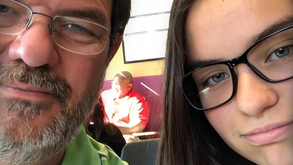 Můj otec opustil mou matku kvůli své „druhé polovině“, ale nikdy nám neřekl, kdo to byl. Můj otec opustil mou matku kvůli své „druhé polovině“, ale nikdy nám neřekl, kdo to byl.