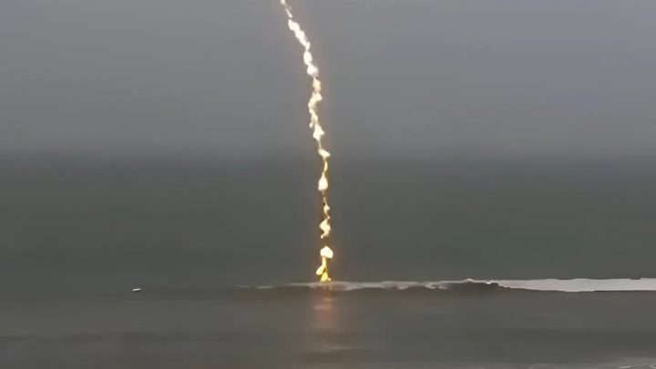 Záběry bouře v oceánu! To musíte vidět!