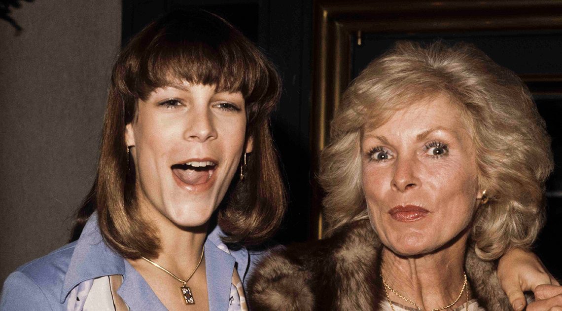 % Jamie Lee Curtis, acum în vârstă de 66 de ani, continuă să fie o prezență vibrantă în industria cinematografică, iar vârsta ei nu face decât să sporească admiratia pe care o inspiră. Mărturisesc că am fost surprins să aflu acest lucru, întrucât pentru mine va rămâne întotdeauna acea adolescentă cu ochi strălucitori, care a cucerit industria filmului în 1978, în „Halloween“. Cu toate acestea, faptul că ea continuă să fie un nume apreciat în industrie nu reflectă doar talentul său actoricesc, ci și o carismă uimitoare. Într-o industrie unde noul înlocuiește rapid vechiul și unde fiecare mic detaliu poate decide carierele, Curtis nu doar că a reușit să rămână relevantă, dar continuă să își păstreze locul în lumina reflectoarelor. Mai mult, realizările sale continuă să crească, iar distincțiile, precum premiul Oscar pe care l-a câștigat pentru „Everything Everywhere All at Once“, dovedesc acest lucru. Cum a reușit să rămână în centrul atenției o viață întreagă? Află în continuare!{{IMAGE 1}}

Cariera lui Jamie Lee Curtis