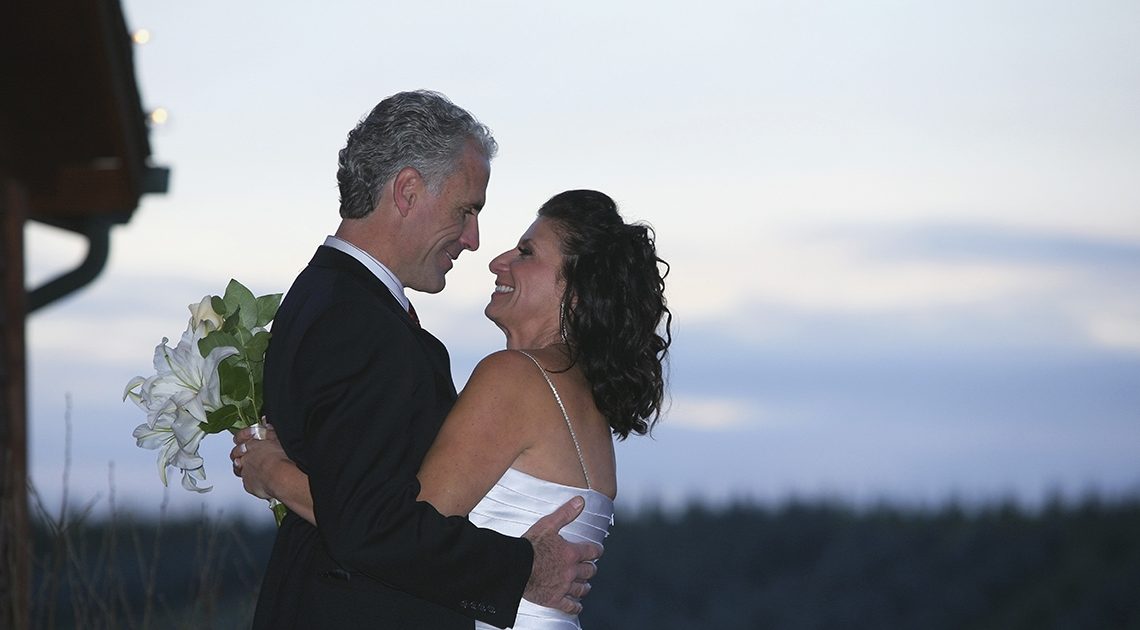 À 55 ans, un homme rencontré en ligne m’a offert un billet pour la Grèce, mais ce n’est pas moi qui suis partie.