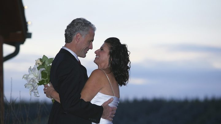 À 55 ans, un homme rencontré en ligne m’a offert un billet pour la Grèce, mais ce n’est pas moi qui suis partie.