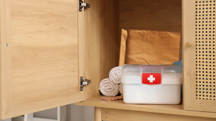 J’ai découvert une enveloppe dans l’armoire à pharmacie de ma belle-mère — Elle et mon mari avaient tout ourdi derrière mon dos