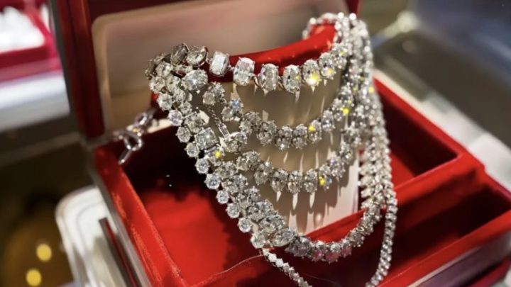 Ráno v den svatby mi ženich daroval nádherný náhrdelník, a jakmile jsem zjistila, co se za ním skrývá, zrušila jsem všechny své plány.