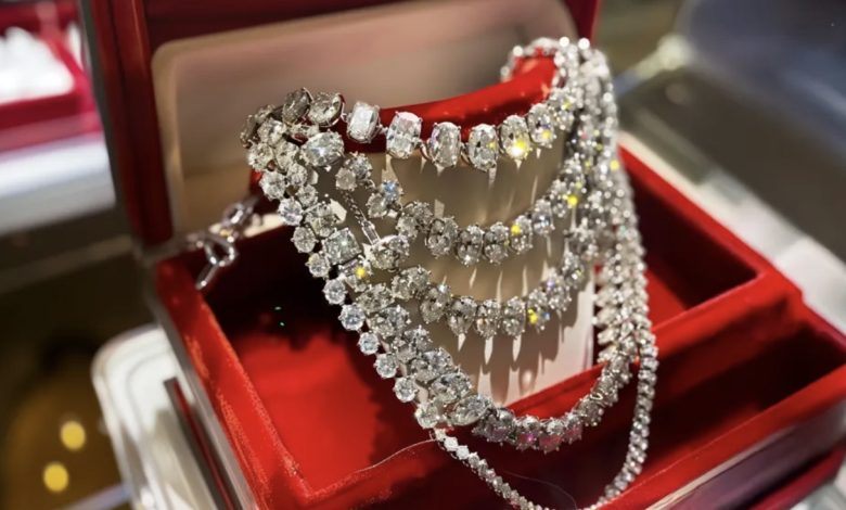 Ráno v den svatby mi ženich daroval nádherný náhrdelník, a jakmile jsem zjistila, co se za ním skrývá, zrušila jsem všechny své plány. Ráno v den svatby mi ženich daroval nádherný náhrdelník, a jakmile jsem zjistila, co se za ním skrývá, zrušila jsem všechny své plány.