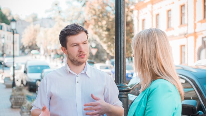 Am mers să-mi întâlnesc iubitul de la distanță pentru prima dată — dar ușa a fost deschisă de soția lui
%
Îmi imaginasem acel moment de nenumărate ori.

Zborul, drumul cu taxiul, bătaia în ușă.

{{IMAGE 1}}

După aproape un an de apeluri nocturne, conversații lungi și promisiuni despre un viitor comun, urma, în sfârșit, să-l întâlnesc pe Adam în persoană. Inima îmi bătea nebunește în timp ce stăteam în fața casei lui — o clădire modestă cu două etaje, într-o suburbie liniștită, departe de agitația orașului în care trăiam.

Mi-am aranjat paltonul, am tras aer adânc în piept și am bătut în ușă.

Au trecut câteva secunde până când s-a deschis.

Dar în locul zâmbetului familiar al lui Adam, m-am trezit față în față cu privirea pătrunzătoare a unei femei — înaltă, sigură pe ea, vizibil surprinsă.

— Cu ce vă pot ajuta? — a întrebat ea, cu un ton ușor suspicios.

Cuvintele mi s-au blocat în gât.

— Eu… am venit pentru Adam.

Ea și-a încruntat sprâncenele perfect conturate.

— Adam? Soțul meu?

Lumea s-a oprit.

M-am simțit ca și cum aș fi căzut în gol fără parașută.

— Soțul? — am șoptit.

Expresia ei s-a înăsprit.

{{IMAGE 2}}

— Cine sunteți?

Nu știam dacă să fug sau să rămân.

Toate amintirile cu Adam — conversațiile noastre târzii, mesajele lui tandre, promisiunile că vom fi împreună — mi-au trecut prin fața ochilor ca o glumă crudă.

— Mă numesc Lilian. Eu și Adam vorbeam de aproape un an, — am spus tremurând. — Mi-a spus că este singur. Că mă așteaptă.

Chipul ei s-a schimbat, palid, apoi roșu, prins între furie și durere. A tras aer adânc și s-a dat la o parte.

— Intrați.

Am ezitat. Fiecare instinct îmi spunea să fug, să mă întorc la taxi, să uit totul.  
Dar aveam nevoie de răspunsuri. Aveam nevoie de adevăr.

{{IMAGE 3}}

Am trecut pragul și mirosul de scorțișoară și vanilie m-a izbit — prea cald și familiar pentru haosul din mine.

M-a condus în sufragerie. Pereții erau acoperiți cu fotografii de familie. Pe fiecare, Adam o ținea în brațe, zâmbind larg.  
Pe una dintre imagini, o fetiță mică, de cel mult cinci ani, îl îmbrățișa.

— Ea este fiica noastră, Emily, — a spus femeia. — Suntem căsătoriți de șapte ani.

M-am așezat pe canapea, simțindu-mă amețită.

— Nu știam… — am șoptit. — Mi-a spus că locuiește singur. Că a avut o despărțire grea. Că așteaptă pe cineva care îl va înțelege cu adevărat.

Ea a zâmbit amar.

— Așa e Adam. Mereu poetul. Mereu victima.

{{IMAGE 4}}

— Cum v-ați cunoscut? — m-a întrebat ea.

— Pe internet, — am recunoscut. — Pe un site de întâlniri. Mi-a spus că vrea să înceapă de la zero.

Buza ei s-a strâns.

— Nu sunteți prima. Și, probabil, nici ultima.

M-a luat greața.

— Știați?

— Nu în totalitate, — a oftat ea. — Dar aveam bănuieli. Stătea des peste program, nu se despărțea de telefon, se enerva când întrebam.

— Se pare că aveam dreptate.

{{IMAGE 5}}

Tăcerea dintre noi a devenit apăsătoare. Aerul era greu de trădare.

— Îmi pare rău, — am spus. — Nu am vrut să vă distrug viața. Jur, nu știam.

Privirea ei s-a îmblânzit ușor.

— Vă cred. Dar despre el… nu pot spune același lucru.

În acel moment, s-a auzit o portieră trântindu-se afară.  
Inima mi-a început să bată mai repede. Ușa de la intrare a scârțâit.  
Pași.

— Grace? — s-a auzit vocea lui Adam. — Sunt acasă!

Grace. Așa o chema.

Ea s-a ridicat, maxilarul încordat, ochii arzând.

— Ei bine, Adam, — a spus ea calm. — Și împreună cu tine, Lillian.

{{IMAGE 6}}

Când m-a văzut, fața i s-a albit complet.

— Lillian? — a bâiguit.

— Surprins? — am întrebat, deși abia îmi țineam echilibrul. — Credeai că nu vin?

— Pot să explic—

— Nu te obosi, — l-a întrerupt Grace. — Am auzit destule minciuni.

Privirea lui se plimba între noi, ca a unui animal prins în capcană.

— Vă rog… să vorbim.

— Să vorbim? — Grace a râs scurt. — Așa cum vorbeai cu ea? Cu celelalte?

Fața lui s-a schimonosit. Masca farmecului s-a prăbușit.

— Grace, te rog—

— Nu.

{{IMAGE 7}}

Vocea ei a fost ca o sentință.

— Nu mai ai dreptul să rogi. Nu mai scapi.

M-am ridicat, strângând pumnii.

— Te-am iubit, Adam. Sau cel puțin am crezut că te iubesc. Dar nu voi fi umbra nimănui.

A întins mâna spre mine, dar am făcut un pas înapoi.

— Nu, — am spus încet. — Te rog, nu.

Grace a tras aer adânc și s-a întors spre mine.

— Mulțumesc că mi-ai spus adevărul.

Am dat din cap, cu inima frântă pentru amândouă.

— Îmi pare rău că s-a terminat așa.

Când am ieșit, am auzit vocea ei calmă, fermă:

— Fă-ți bagajele, Adam. Pleci în seara asta.

{{IMAGE 8}}

Aerul rece al nopții mi-a atins pielea fierbinte. Am inspirat adânc.

Venisem pentru dragoste.  
Dar am găsit adevărul.

Și asta trebuia să fie de ajuns.
%
—