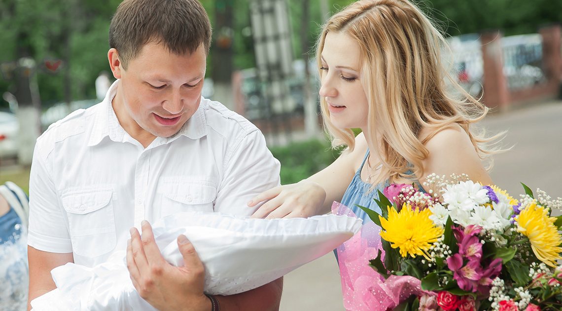 Soțul meu a venit să mă ia împreună cu tripleții noștri abia născuți ca să ne ducă acasă, dar când i-a văzut a insistat să-i las în spital