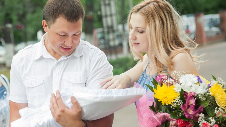 Soțul meu a venit să mă ia împreună cu tripleții noștri abia născuți ca să ne ducă acasă, dar când i-a văzut a insistat să-i las în spital