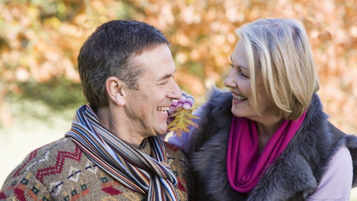 Am dat acestui bărbat trei decenii din viața mea
%
Am crescut copiii noștri, am avut grijă de casă și l-am sprijinit în fiecare etapă a carierei sale, în toate crizele și momentele de nesiguranță. Eram partenera lui în toate sensurile.

{{IMAGE 1}}

Apoi, într-o seară, la cină, a pus furculița jos și a spus:

— Te iubesc, Marina, dar… am nevoie de o femeie mai tânără.

Pur și simplu. Ca și cum ar fi schimbat o mașină veche pe una nouă.

Am crezut că glumește. Nu glumea.

Peste două săptămâni a adus-o acasă — pe Tania. 26 de ani, abia terminase facultatea, cu ochi naivi și voce dulce până la greață. Nu era o persoană rea. Tocmai asta făcea totul mai greu.

Apoi a venit umilința supremă.

— Știu că sună ciudat, — a zis el, evitându-mi privirea, — dar Tania nu știe să țină o casă ca tine. Ai putea… s-o înveți?

S-o învăț.

Cum să plătească facturile, ce meșteri să cheme, cum să-i calce cămășile exact cum îi place.

Ar fi trebuit să-i torn vinul în față. N-am făcut-o.

Am zâmbit.

Și am învățat-o.

I-am arătat felurile lui preferate, dar am „uitat” un ingredient esențial.  
I-am dat numărul de la curățătoria care strică costumele.  
N-am menționat că are intoleranță la lactoză.

{{IMAGE 2}}

Când m-a întrebat cum să-i păstreze dragostea, i-am spus calm:

— Nu te teme, draga mea… și de tine se va plictisi.

Mi-am strâns lucrurile și am plecat din casă.

Dar am lăsat în urmă o mică surpriză.

Și când fostul meu soț va afla… să sperăm că Tania va fi pregătită.

—

În ziua în care am plecat, m-am simțit mai ușoară ca niciodată. Nu doar pentru că părăseam casa, ci pentru că greutatea așteptărilor a dispărut.  

Trei decenii am fost liantul familiei. Găteam, curățam, organizam, mă sacrificam fără să mă plâng. Pentru ce? Ca el să decidă că nu mai sunt „potrivită”?

Pe drumul de plecare am realizat că nu mai simt furie. Simțeam libertate.

Am lăsat însă o sămânță — o răzbunare tăcută, care în timp a crescut mai mult decât mi-am imaginat.

Totul a început cu banii. Ani de zile eu am administrat finanțele, în timp ce el se ocupa de carieră. Avea încredere deplină în mine. Nu știa însă că aveam un cont separat. Îl numeam „planul B” — nu pentru vacanțe, ci pentru astfel de situații.

{{IMAGE 3}}

Când am cerut divorțul, am inclus pensie alimentară în acord. El s-a indignat, pretinzând că nu-și permite. Dar, datorită unor calcule și documente „uitate” intenționat, judecătorul mi-a dat dreptate. În fiecare lună, o sumă frumoasă intra în contul meu. Dreptatea s-a făcut.

Între timp, casa a început să se destrame. Săraca Tania încerca, dar a descoperit repede că viața cu un bărbat de două ori mai în vârstă nu e basm.

Călcatul? Simplu. Negocierea cu meseriașii? Un coșmar. Gătitul? Dezastru.  
Fără mine, a înțeles că o casă nu se ține doar cu cine romantice.

Dar adevărata mea surpriză era legată de afacerea lui.

Cu ani în urmă m-am apucat de investiții. La început, un hobby. Apoi am început să observ oportunități. Am cumpărat acțiuni, apoi am investit într-un startup.

Și acel startup a devenit o companie de milioane.

Ghici cine deținea o parte importantă?

Eu.

Și, ironic, afacerea lui depindea de software-ul produs de compania mea. Când prețurile au crescut, veniturile lui s-au prăbușit.

{{IMAGE 4}}

M-a sunat.

— Marina, trebuie să vorbim.

Ne-am întâlnit la o cafenea. Arăta obosit și învins.

— Tu deții acțiuni la firma asta? — a spus, cu voce tensionată.

— Da, — am răspuns calm. — E vreo problemă?

— Problemă? Mă ruinezi! Știi ce face asta afacerii mele?

Am lăsat ceașca jos și m-am aplecat.

— Ironia e frumoasă, nu? Ani de zile ți-am susținut cariera, iar acum depinzi de ce am construit eu. Karma are simțul umorului.

A deschis gura să răspundă, dar n-a avut ce spune.

Înainte să plec, i-am mai spus doar:

— Ai grijă de Tania. Curând va înțelege și ea totul.

Câteva luni mai târziu am aflat că s-au despărțit.  
Tania s-a săturat de un bărbat care se plângea și trăia în trecut.  
L-a părăsit singur în casa unde odinioară locuiam împreună.

{{IMAGE 5}}

Iar eu? Mi-am început viața din nou. Am călătorit, am făcut tot ce am visat, am revăzut prieteni vechi. Trăiam, în sfârșit, pentru mine.

Și știi ce?  
Cea mai bună răzbunare nu a fost furia.

**A fost succesul.**
%
—