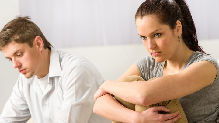 Soțul meu și amanta lui au schimbat încuietorile cât eram la muncă — dar nu aveau idee ce-i aștepta mai departe
%
Când m-am trezit blocată afară din propria mea casă, am înțeles că mariajul meu s-a terminat. Dar ceea ce soțul meu infidel nu știa era că urma să-i dau o lecție pe care nu o va uita niciodată.

{{IMAGE 1}}

„Jason, e aproape nouă. Ai spus că vii la șase.” Am încercat să-mi ascund vocea tremurândă când el a aruncat cheile pe masă fără să se uite la mine.

„A fost o zi de coșmar la serviciu, Alice. Ce voiai să fac? Să-i spun șefului că trebuie să plec devreme?”  
A trecut pe lângă masa unde pregătisem o cină modestă și un tort mic cu lumânări.  

„Da, exact asta. Mai ales după ce ai promis. E ziua mea, Jason.”  
S-a uitat abia atunci la masă. „Oh, Doamne… am uitat.”

„Evident.”  

„Hai, nu mai fi așa. Muncesc pentru noi.”  
Am râs sec. „Pentru noi? Nu ești niciodată aici. Când am mâncat ultima dată împreună? Sau am văzut un film? Suntem doi străini sub același acoperiș.”  

El a ridicat tonul. „Încerc să construiesc o carieră pentru viitorul nostru!”  
„Ce viitor? Eu aduc majoritatea banilor. Nu mai pretinde că faci asta pentru noi.”  

{{IMAGE 2}}

A tăcut, apoi a oftat: „Super. Încă o dată îmi arunci în față cât câștigi.”  
A plecat în dormitor, lăsându-mă singură cu tortul stins și promisiunea că lucrurile se vor îndrepta. Dar nu s-au îndreptat.  

Trei săptămâni mai târziu, m-am întors acasă mai devreme, cu o durere de cap puternică. Când am vrut să descui ușa, cheia nu se potrivea.  
M-am uitat mai bine — încuietoarea fusese schimbată.  
Pe ușă, o notiță scrisă de mâna lui: „Nu mai e casa ta. Găsește-ți alt loc.”  

{{IMAGE 3}}

Pământul mi s-a clătinat sub picioare.  
Am bătut în ușă, am strigat numele lui. În cele din urmă a deschis. În spatele lui stătea o femeie, în halatul meu.  

„Nu poți fi serios.”  
„Sunt. Eu și Mia ne mutăm împreună. Poți lua cutiile tale din garaj.”  

Am rămas o clipă fără grai, apoi am plecat. Dar nu înainte să decid că nu voi lăsa lucrurile așa.  

Am mers la sora mea, Paula. Când a văzut fața mea, m-a tras în casă.  
„Ce s-a întâmplat?”  
I-am spus totul printre lacrimi.  
„Nenorocitul. Și tipa purta halatul tău?”  
„Cadoul de ziua mea de la mama. Cashmere.”  

{{IMAGE 4}}

Paula a adus două pahare de vin. „Bea. Apoi ne gândim la un plan.”  

„Casa e pe numele lui…”  
„Dar cine a plătit pentru mobilă, bucătărie, aparate?”  
M-am uitat în telefon: „Eu. Am toate chitanțele.”  

Paula a zâmbit. „Atunci el ce are? Pereții goi.”  
Pentru prima oară după incident, am simțit că am din nou control.  

A doua zi, m-am întâlnit cu o avocată, Denise.  
„Ceea ce a făcut e ilegal. Nu poate schimba încuietorile. Ai drept legal de rezidență.”  
„Nu vreau să mă întorc acolo. Vreau doar ce e al meu.”  
„Atunci fă o listă detaliată cu tot ce ai cumpărat.”  

După câteva ore, aveam totul documentat.  
„Poți lua bunurile tale, dar te sfătuiesc să fii însoțită de poliție.”  
Am zâmbit. „Am o idee mai bună.”  

{{IMAGE 5}}

Sâmbătă, am chemat o firmă de transport. I-am spus proprietarului, Mike, că vreau să vină la prânz.  
La 12 fix, m-am prezentat la ușa casei. Jason a deschis, surprins.  
„Bună, dragule. Am venit să-mi iau lucrurile.”  
Înainte să zică ceva, mutătorii au intrat și au început să scoată tot ce era pe lista mea.  

Mia s-a repezit spre mine: „Ce crezi că faci?”  
„Doar iau ce am plătit.”  

Într-o oră, casa era aproape goală.  
În timp ce plecam, m-am uitat la fața lui Jason — furie și neputință.  
Mi-am dat seama că răzbunarea mea nu era doar dulce, ci și perfect legală.  
%
—