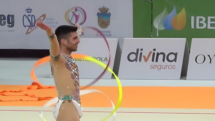 Un bărbat la gimnastică ritmică. Ați mai văzut așa ceva? Acum chiar le-am văzut pe toate!