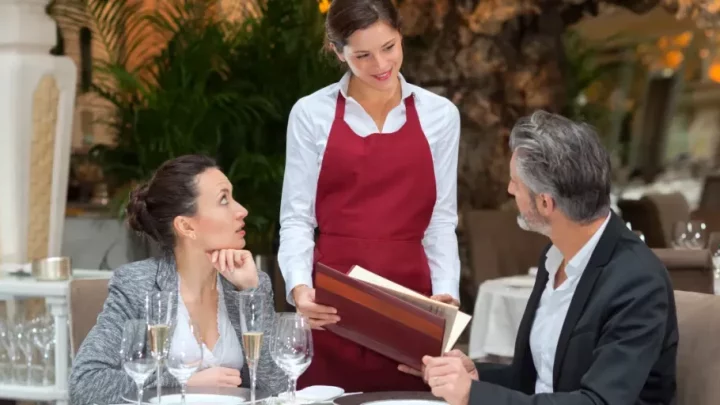 Servírka flirtovala s mým manželem a on souhlasil – později jsem jim dala pořádnou lekci.