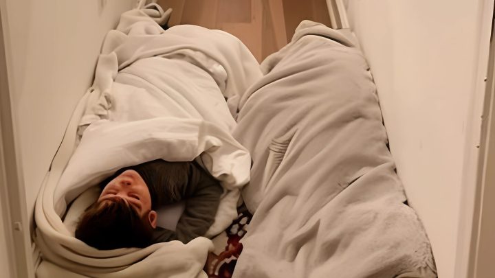 Când am ajuns acasă, am descoperit că fiii mei dormeau pe hol — iar ceea ce făcuse soțul meu cu dormitorul lor m-a înfuriat peste măsură.