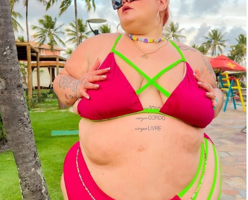 Une mannequin grande taille a remis à leur place ceux qui l’accusent de promouvoir des idéaux de beauté irréels