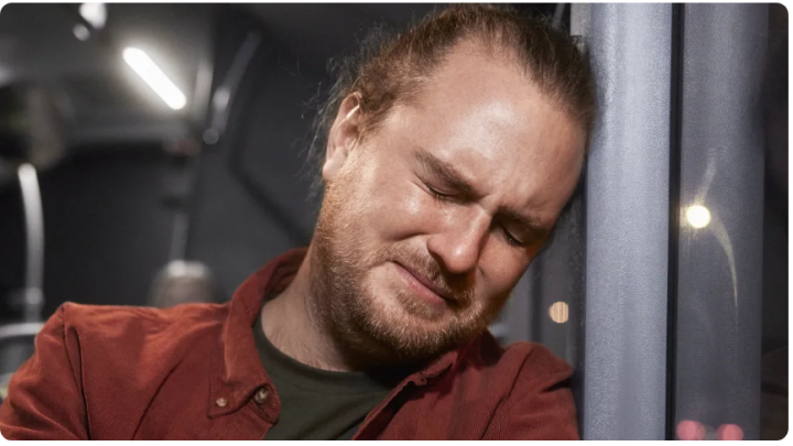 Můj nevlastní otec mě na moje narozeniny šokoval svým tajemstvím a moje pomsta ho rozplakala.