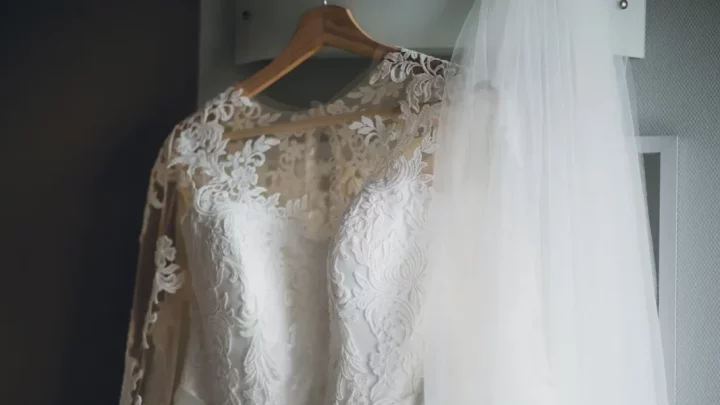 Našla jsem svatební šaty své dcery rozřezané na kousky a moje nevlastní dcera nad nimi stála – myslela jsem si, že to udělala ona, ale mýlila jsem se.