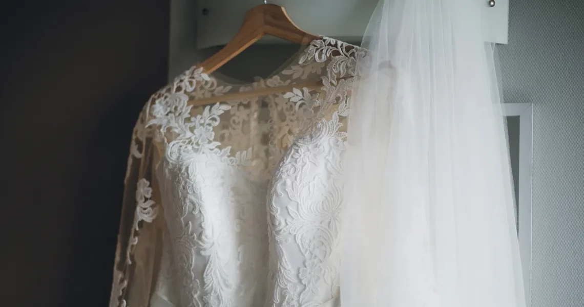 Našla jsem svatební šaty své dcery rozřezané na kousky a moje nevlastní dcera nad nimi stála – myslela jsem si, že to udělala ona, ale mýlila jsem se.