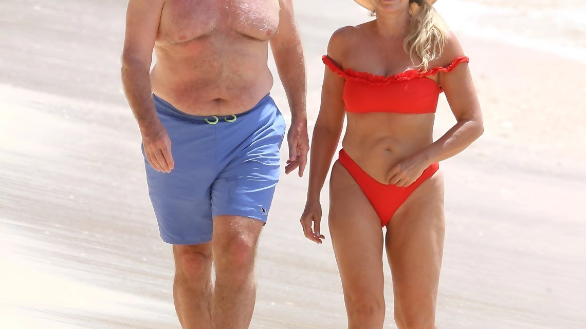 72letý Bill Belichick veřejně vyjadřuje svou lásku ke své snoubence, která je o 50 let mladší než on, a trenér NFL přiznává, že je fanouškem Taylor Swift.