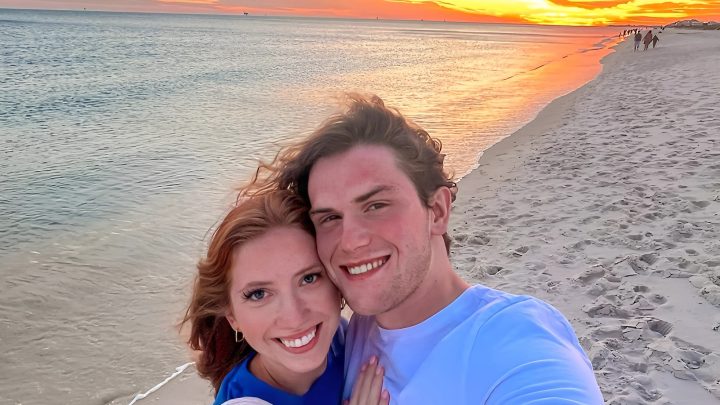 Muž šel na první rande se svou kolegyní a zjistil, že se ze všech sil snaží mu ho zkazit.