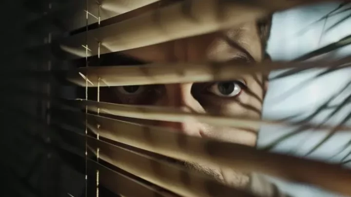 Můj nový soused vypadal jako ideální chlap – dokud jsem neslyšel, jak proti mně kuje pikle.