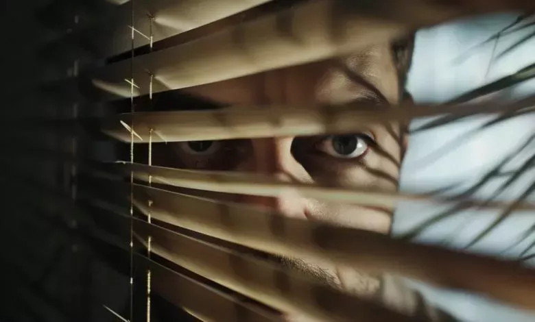 Můj nový soused vypadal jako ideální chlap – dokud jsem neslyšel, jak proti mně kuje pikle.