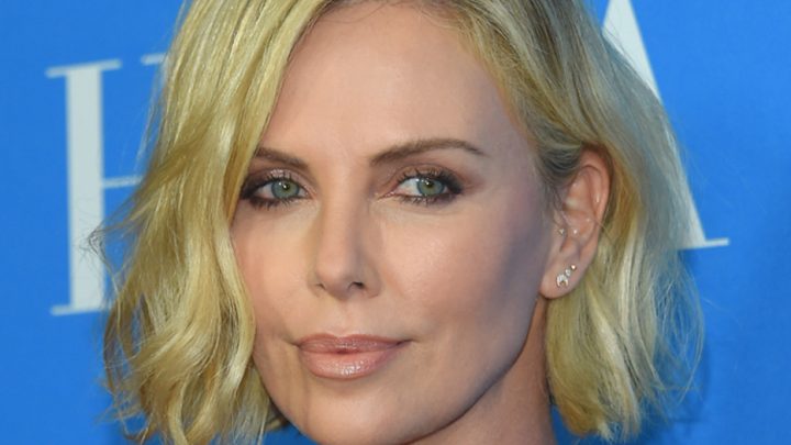 Charlize Theron vzpomíná na noc, kdy její matka zabila jejího otce.