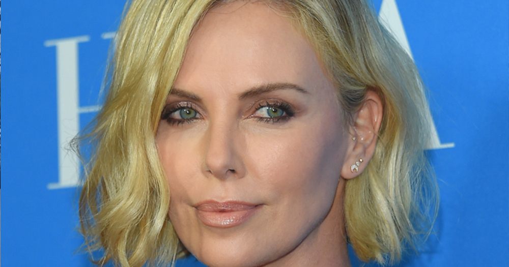 Charlize Theron vzpomíná na noc, kdy její matka zabila jejího otce.
