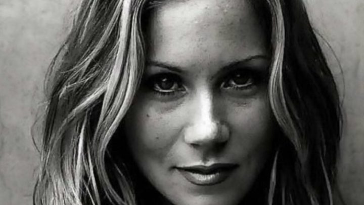 Hádejte, kdo to je? Tato legendární hvězda, které je nyní 53 let, nadále inspiruje svou silou a vytrvalostí!