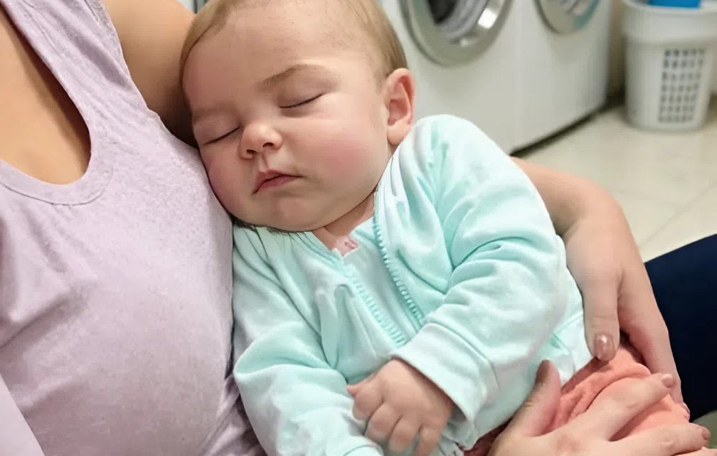 Po noční směně jsem usnula v prádelně se svým dítětem – když jsem se probudila a otevřela pračku, ztuhla jsem na místě.