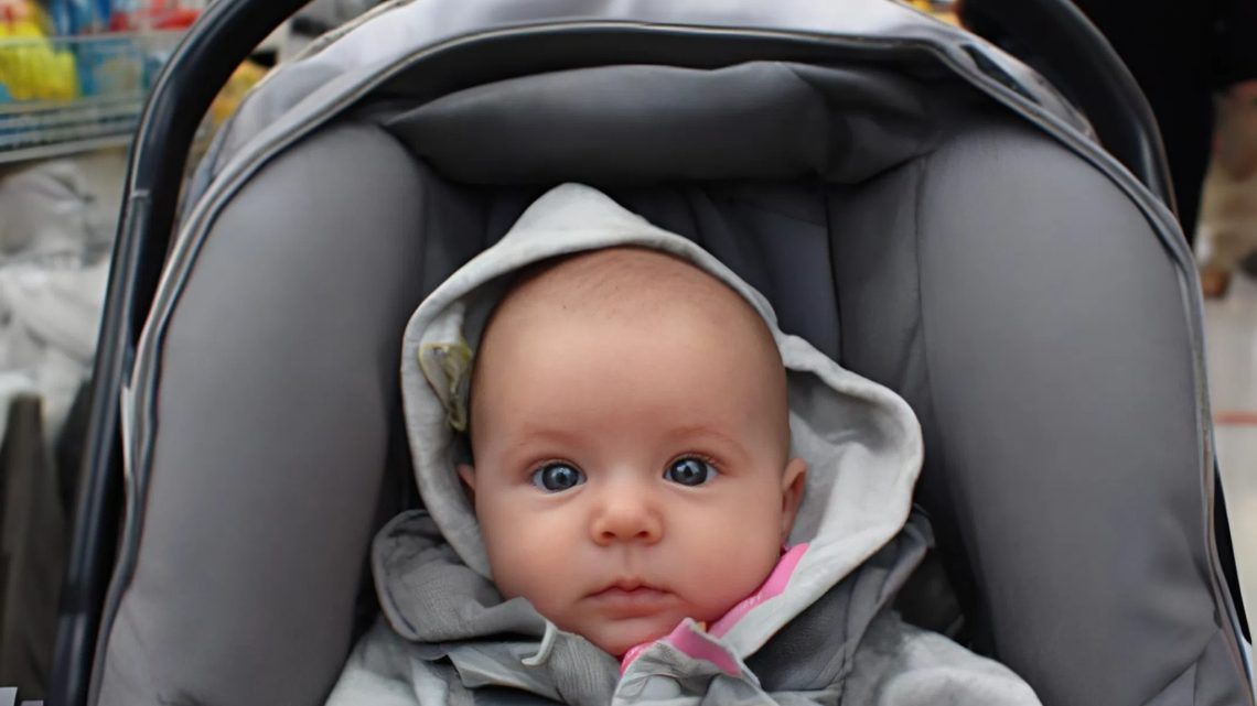 Lidé ve frontě v supermarketu mě chtěli vyhodit, když moje vnučka začala plakat – ale najednou se do toho vložil neznámý člověk.