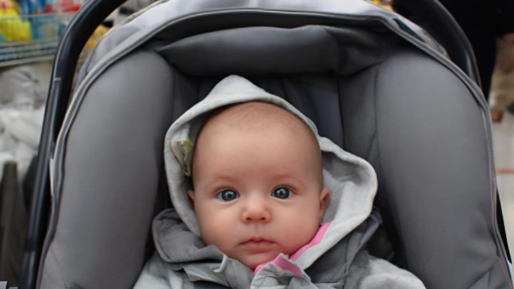 Lidé ve frontě v supermarketu mě chtěli vyhodit, když moje vnučka začala plakat – ale najednou se do toho vložil neznámý člověk.