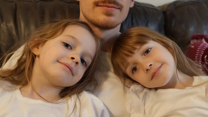 Po smrti maminky jsem se stal opatrovníkem svých dvojčat – moje snoubenka předstírala, že je má ráda, dokud jsem neslyšel, co opravdu řekla.