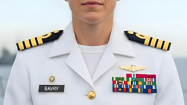 Na svatbě bratra mě otec veřejně ponížil — a zadusil se, když uslyšel „Kapitán korvety“.