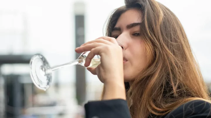 Vyzvedl jsem svou pětiletou dceru ze školky, když najednou řekla: „Tati, proč mě nový táta nevyzvedl jako obvykle?“