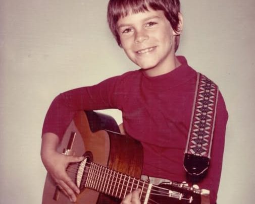 Dokážete uhodnout, komu patří tato k nepoznání dětská fotografie?