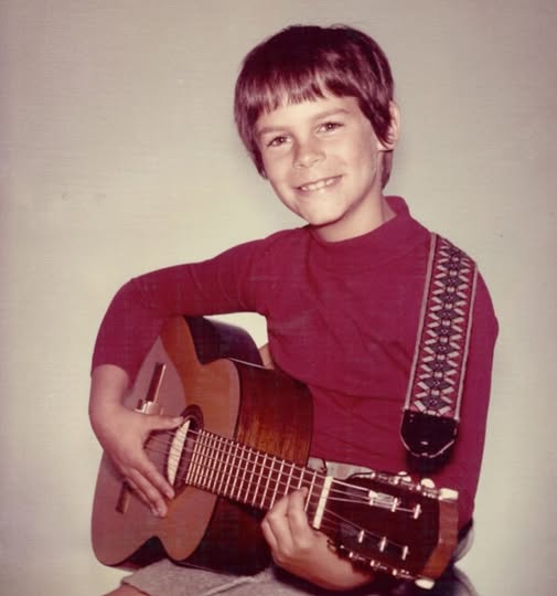 Dokážete uhodnout, komu patří tato k nepoznání dětská fotografie?