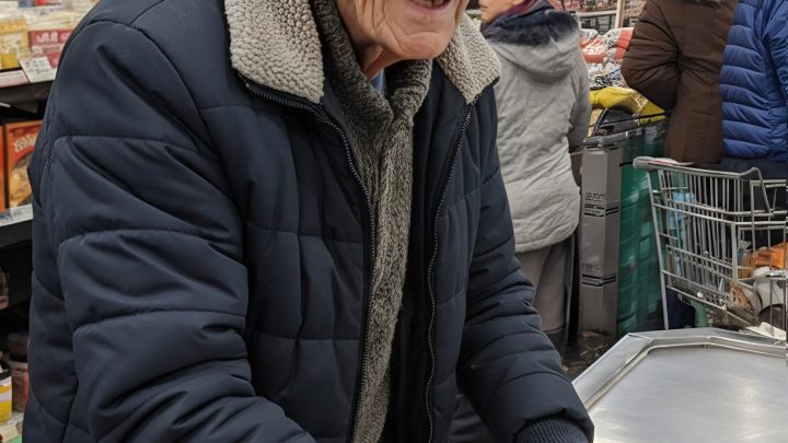 „Zaplatila jsem staršímu muži za základní potřeby – o dva rána později se u mých dveří objevila žena s jeho poslední žádostí“