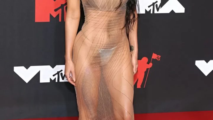 „Hanba? Ne, nevíme, co to je“: 7 hvězd, které se nestyděly ukázat svá těla v „nahých“ šatech