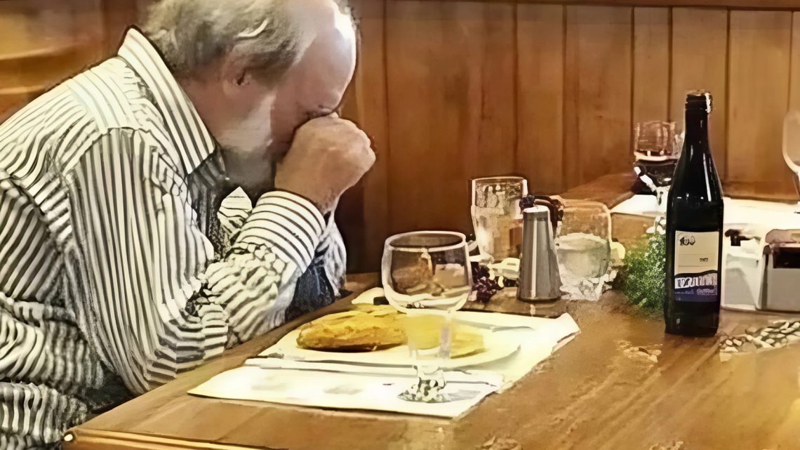 Připravil jsem večeři pro dva pro staršího pána, ale když se jeho host neobjevil, odhalil jsem překvapivé tajemství.