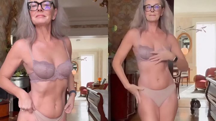 60-letá modelka ukázala svou nedokonalou postavu, za což byla kritizována.