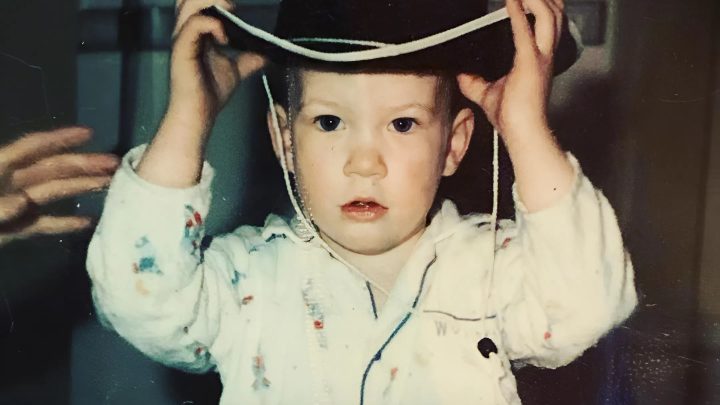 „Vzešel z popela chudoby a násilí a stal se jedním z nejpřitažlivějších mužů televizní obrazovky.“