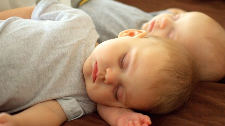 „Omlouvám se, mami, nedokázal jsem je tam nechat,“ řekl můj šestnáctiletý syn, když domů přišel s novorozenými dvojčaty v náručí