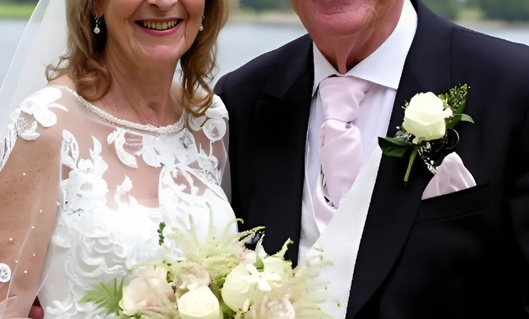 Gabrielovi bylo čtyřicet tři, mně padesát tři, a ten desetiletý rozdíl byl nic v porovnání s jednadvacetiletými, dvacetitříletými a dvacetipětiletými dětmi, které se na mě dívaly, jako bych byla loupež v lidské podobě.