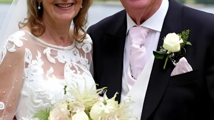 Gabrielovi bylo čtyřicet tři, mně padesát tři, a ten desetiletý rozdíl byl nic v porovnání s jednadvacetiletými, dvacetitříletými a dvacetipětiletými dětmi, které se na mě dívaly, jako bych byla loupež v lidské podobě.