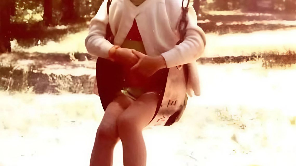 Narodil se do přísné a chladné rodiny, kde mu bylo přiděleno místo na spaní v kuchyni, ale on stále snil o tom, že jednoho dne zazáří na jevišti.