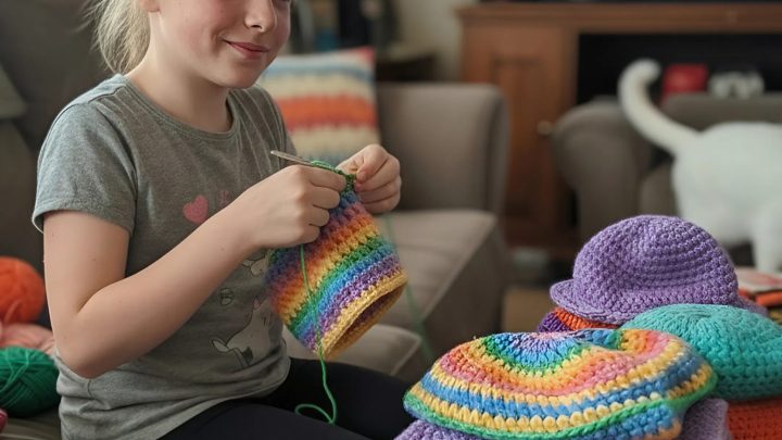 Moje dcera uháčkovala 80 čepic pro nemocné děti – pak je moje tchyně vyhodila a řekla: „Není to moje krev.“